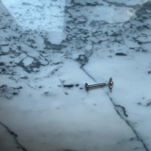 14k white gold cartilage flat back stud - Picture 4 of 4